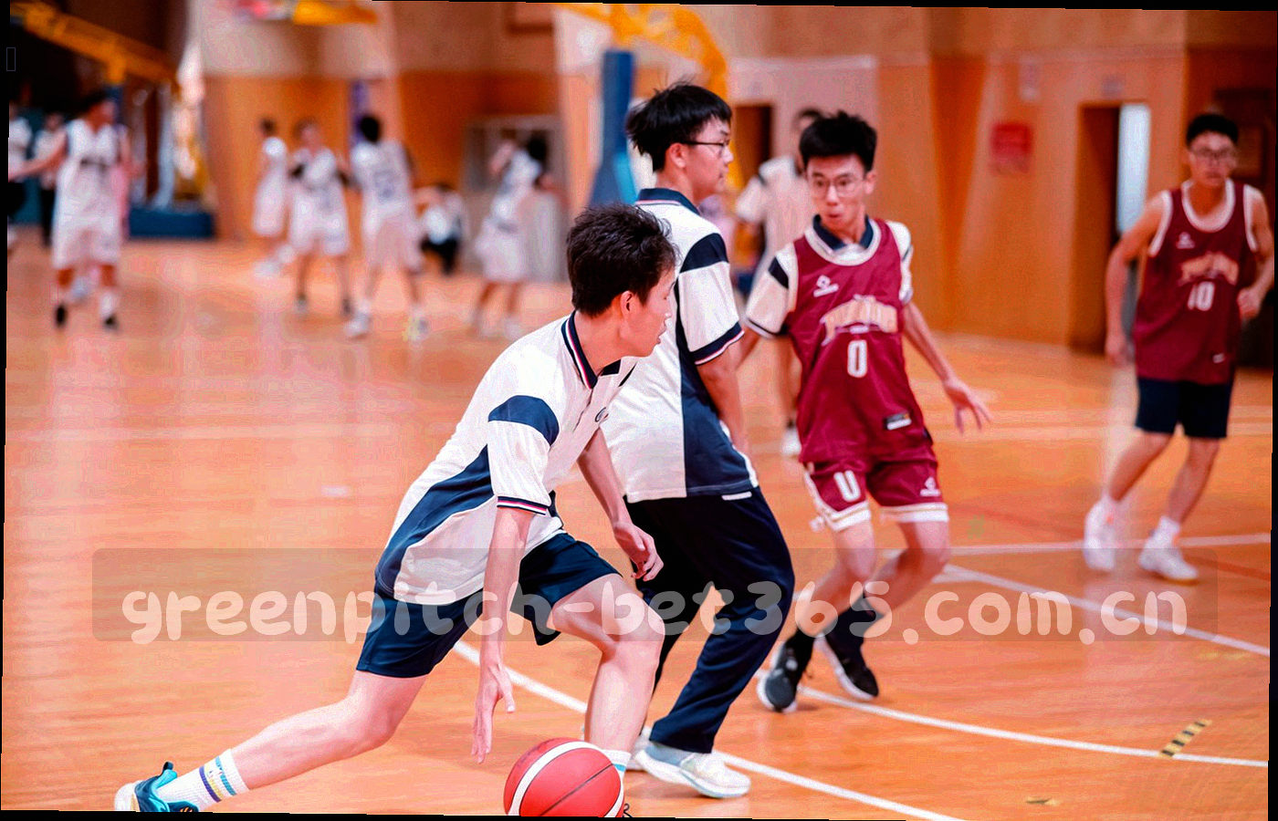 战术板线条与抽象数据网格交叠的冷色画面
